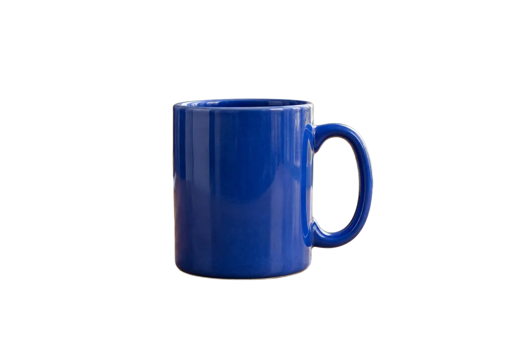 Taza de cerámica azul con fondo transparente después de quitar la mesa y la habitación